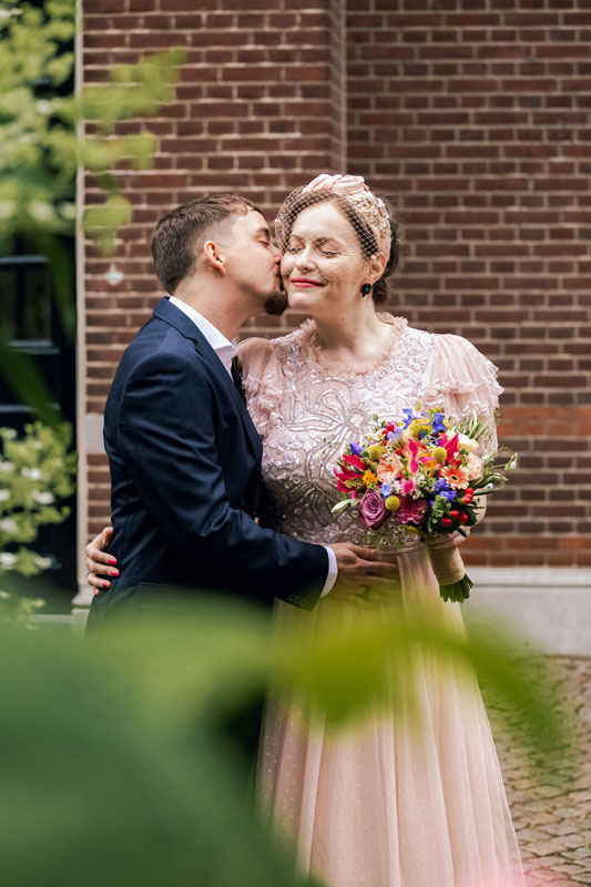 Samen trouwen in het mooie Oirschot. Wandelen door de historische steegjes en verscholen straatjes van het pittoreske dorp vastgelegd door de trouwfotograaf.