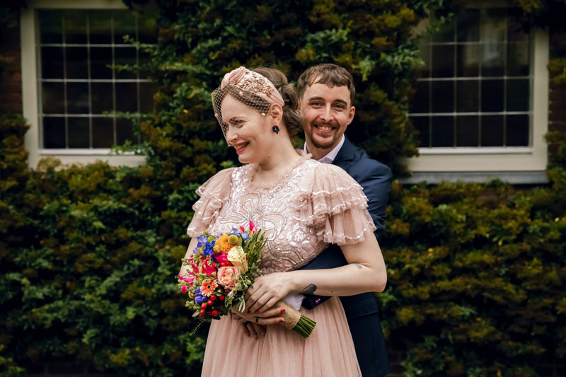 Samen trouwen in het mooie Oirschot. Wandelen door de historische steegjes en verscholen straatjes van het pittoreske dorp gefotografeerd door de trouwfotograaf.