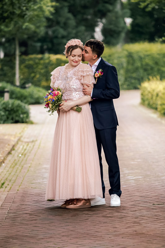 Samen trouwen in het mooie Oirschot. Wandelen door de historische steegjes en verscholen straatjes van het pittoreske dorp gefotografeerd door de trouwfotograaf. Bruiloftreportage Angela Kiemeneij