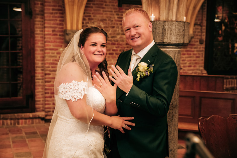 Trouwen in Oirschot in het raadhuis vastgelegd door de trouwfotograaf.