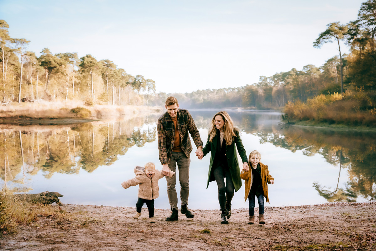 Gezinsshoot met ouders en kinderen in de Oisterwijkse bossen en vennen 